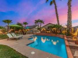 Pet-Friendly 4BR Oasis - Heated Pool Firepit & BBQ, Hotel in Chandler