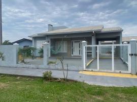 Casa completa com piscina a duas quadras da praia, hotel din Terra de Areia