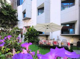 Xiamen 12 Seaside Hotel - Exhibition & Conference Center & Huandao Road & English Service & Cafe &Luggage Storage& Garden Tea & 24H Reception, hotel em Xiamen