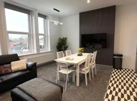 Spacious 4 Bed Duplex - sleeps 2, 4 or 6 - Near Beach and Town