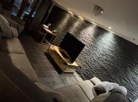 The Moon Stylish Cosy Apartment Near Pontypool