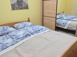 Cosy Apartment in Podgorica - Fast WiFi & TV، فندق في Konik