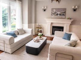 Elegant Guesthouse near Sheppard Subway with Private Ensuite Rooms, hotel i Toronto