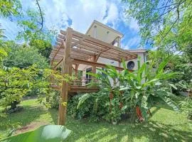 La KAZ MIMIE, villa moderne dans un jardin créole avec vue mer