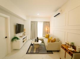 Modern apartment with private terrace, hotel u gradu La Julia