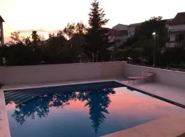 One Bedroom Apt Near Center with Pool and Garden