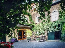 Ferienhaus Schwaab-Scherr, Nähe Bernkastel, mit gratis ÖPNV-Ticket, Parkplätzen und Fahrradgarage, khách sạn ở Erden