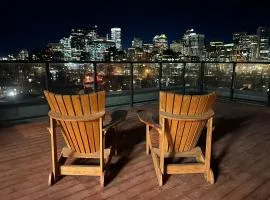 Kensington C-Train, King Bed, Rooftop Views, Walkable Neighbourhood, 5-Star Stay!