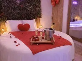 Love Room médiévale avec balnéo 32 jets & lit rond