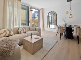HAVN - Alpine House with Terrace, Cinema and free Parking, hotelli kohteessa Altdorf