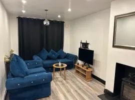 2 Bed House - Sleeps 4 - Garden - Parking - Wifi