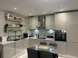 Host-Free Ensuite Double Bed by Heathrow