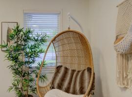 Gated Cottage Community! Ideal Midtown Spot, готель у місті Мемфіс