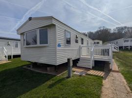 Spacious 3 Bed Caravan With A Decking Doniford Bay WF8, Hotel in West Quantoxhead