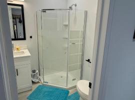 Modern cottage with access to private beach, hotel en Georgina