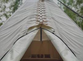 Bonair Tipi Village I Glamping, хотел в Călăţele
