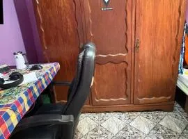 Quarto com duas camas confortáveis