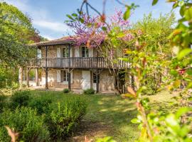Lou Pastellou, Maison Rustique plus Gîte Indépendant, avec Jardin, Idéal Familles, Proche Centre de Figeac, hotell i Figeac