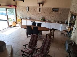 Studio 80m2 tout confort, Hotel in Courdemanche