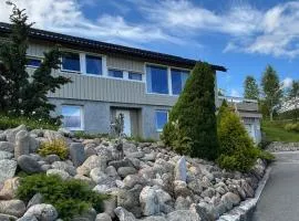 Enebolig med lysthus og sjøutsikt