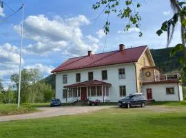 Prästgård med pool & älv