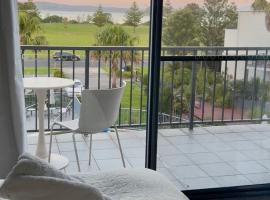 Corrigans Beach Escape 1 Bedroom Apartment, Hotel in Batemans Bay
