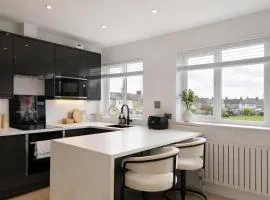 Modern 2 Bed Central Windsor, FREE PARKING 10 mins to train station & castle