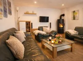 Großzügiges Ferienhaus 170 qm, 10 Gäste, 30 qm Sonnenterrasse, eingezäunter Hof, Klima, Kamin, hundefreundlich