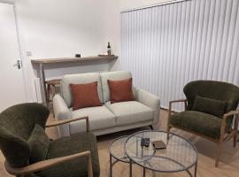 Cedars Lodge at Red Sheds Villa, Portarlington, hotel a Ballymorris