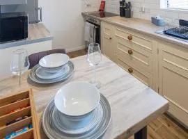 Modern 3 Bedroom House Sleeps 6, 11 Minutes from City Centre, Private Driveway Parking & Wi-Fi, Weekly & Monthly Stays, Great Rates Available At Peachy Stays