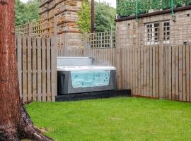 Luxe 2BR Cottage Near Edinburgh with Hot Tub - Sleeps 6 - Free Parking - Wi-Fi, Hotel in Dalkeith