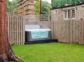 Luxe 2BR Cottage Near Edinburgh with Hot Tub - Sleeps 6 - Free Parking - Wi-Fi