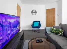 Modern 3 Bedroom House Sleeps 6, 11 Minutes from City Centre, Private Driveway Parking & Wi-Fi, Weekly And Monthly Stays, Great Rates Available At Peachy Stays