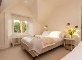 Luxe 2BR Cottage Near Edinburgh with Hot Tub - Sleeps 6 - Free Parking - Wi-Fi
