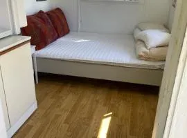 Sjönära ENKEL övernattningsstuga på berg med terrass, toilet in other house, outsideshower