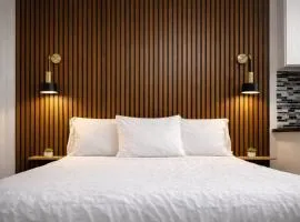 Hollywood Petite Retreat