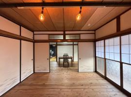 Roopt奥葉山木古庭 山を望む陽だまりの古民家 合宿可 高速出口10分 6台駐車可, hotel en Wada