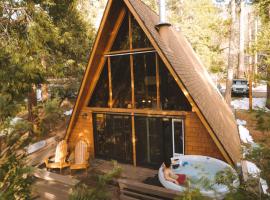 Idyllcove Fenced Mid-Century A-Frame, hotel en Idyllwild