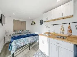 1BR Cozy Container Deck Pool & Pickleball Court