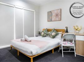 Standard Queen Room in Gregory Hills - Quaint Spot - Shared Bathroom, hotel i Gledswood Hills