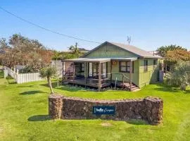 Lennox Beach Shack Classic Coastal Stay Near the Beach