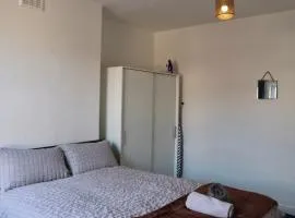 Perfect Getaway 2 bedroom house with parking