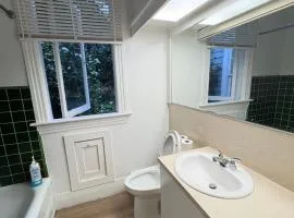 Spacious Family Room YVR 10 Min, Downtown 15 Min- Free Parking & Wifi