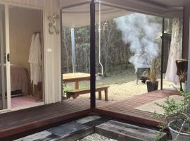 Tahiti Terrace private bush Retreat, hotel a Tiaro