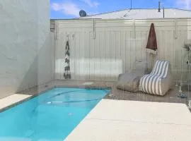 Avenue Pool House, 3 bedroom, Garage, Aircon, Pool