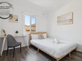 Well-Situated Double Room Near Hurstville Station - Shared Bathroom & Kitchen, hotel din Sydney