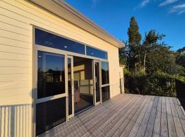 New home with pool in Queenwood, Chartwell、ハミルトンのホテル