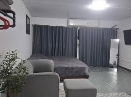 Popular Muang Thong Thani Condo, Building T9, Floor 4, Room 36, hotel a Thung Si Kan