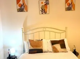 Deluxe Room W Fast WiFi, Netflix, Free Parking