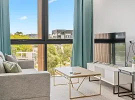 Modern 1 & 2 Bedroom Apartment with Parking, Easy Walk to Tram